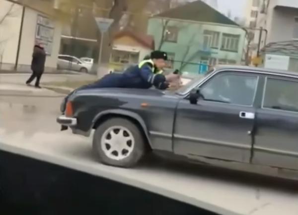Махачкалинский автоинспектор снял, как его везут на капоте: видео